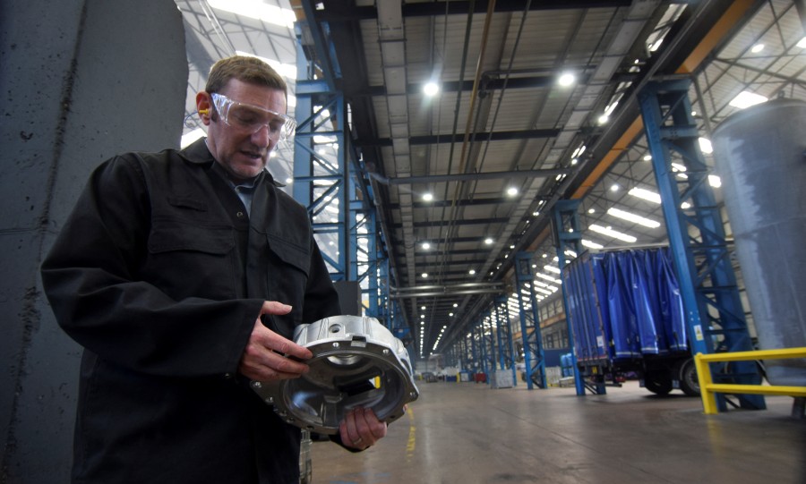 Combustionengine suppliers walk fine line in EV transition